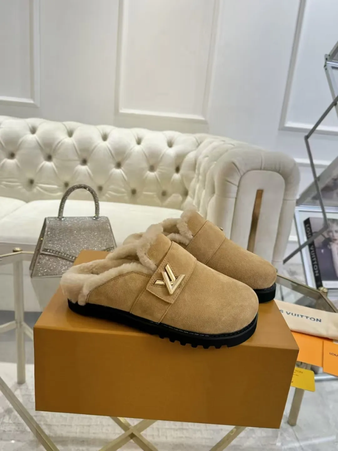 p600✨ LV Couple’s Wool Slippers｜Full of high-end feel, the soles of your feet are luxurious✨ We have achieved the ultimate restoration of the "higher version" of this pair of LV classic toe-toe slippers! 👫💫 🌟 The core advantages are clear at a glance: ✔️ Original jacquard + cowhide fabric, delicate texture, high-end at first glance; ✔️ 280% pure wool lining, wearing barefoot is like stepping on clouds ☁️, soft and skin-friendly and not sweaty; ✔️ Non-slip rubber bottom + three-dimensional toe design, super stable for walking, fashionable and practical!  👀 Must-have attention to detail: Belt buckle + classic LV presbyopic elements, revealing the aura of a big-name brand in a low-key manner ~ Whether it is a couple dating or a trip with besties, both of them are the focus when they go out👟💖 ✨ Easily match the wardrobe: jeans + sweaters, lazy and casual style ✔️ Coat + skirt, refined and elegant ✔️ One pair of shoes can handle a variety of styles, and the sense of luxury is never artificial ~ #LV slippers #couple outfit #High-End Customization #Quality Shoes Recommendation Fabric: Yangjing/classic jacquard fabric Lining: Imported wool lining Sole: Original rubber sole Size: Female 35-41 Male 38-46
